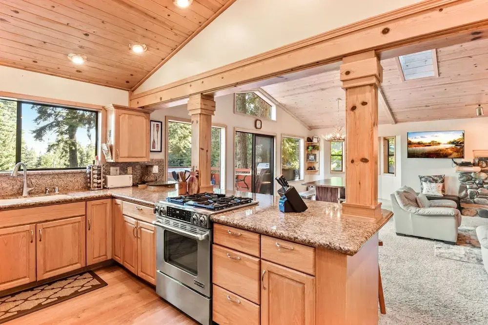 Lakeview Pine Haven: Hot Tub, Near Skiing & Beach 5 Bedroom Home