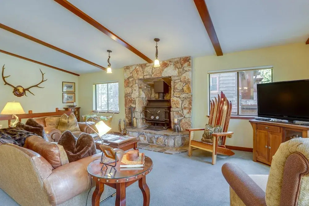 Spacious Tahoe Vista Cabin: Hot Tub, Walk to Beach