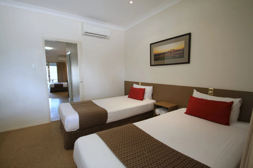 Midlander Motor Inn