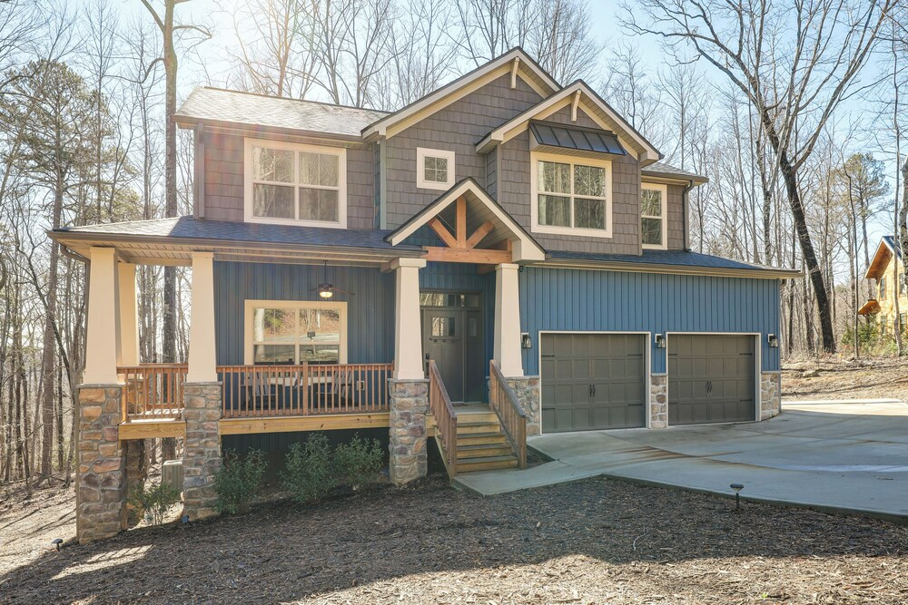 Lake Lure Getaway w/ Hot Tub & Fire Pit!