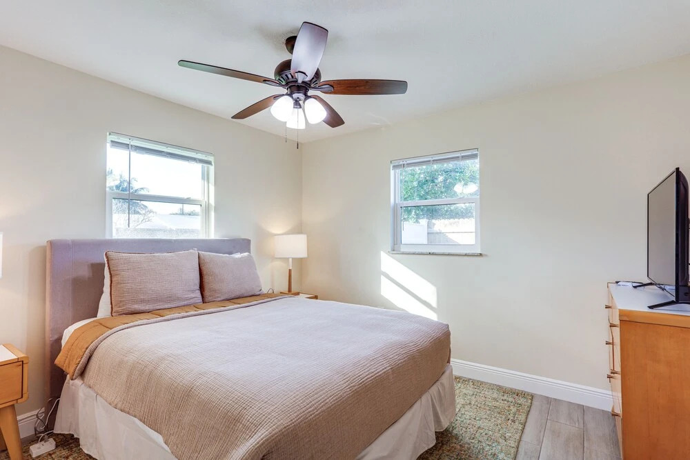 5 Mi to Beaches: Hot Tub Haven in Lake Worth