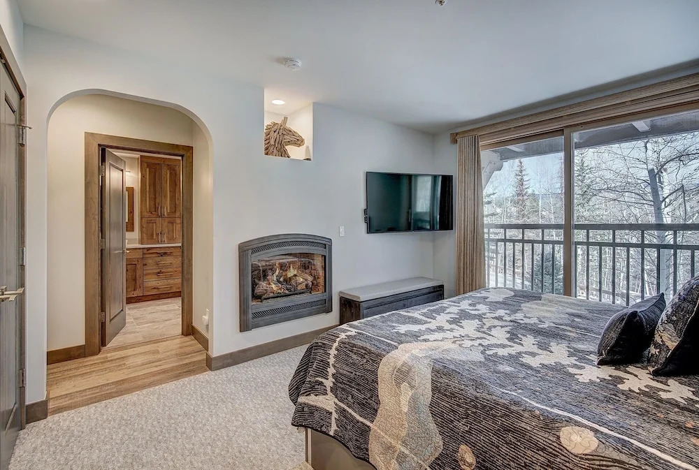 3br Slopeside Beaver Creek  Ski-in, Sleeps 10 3 Bedroom Townhouse by RedAwning