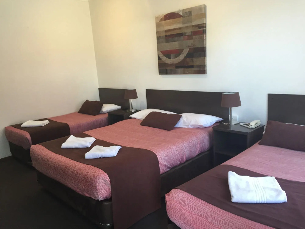 Ploughmans Motor Inn