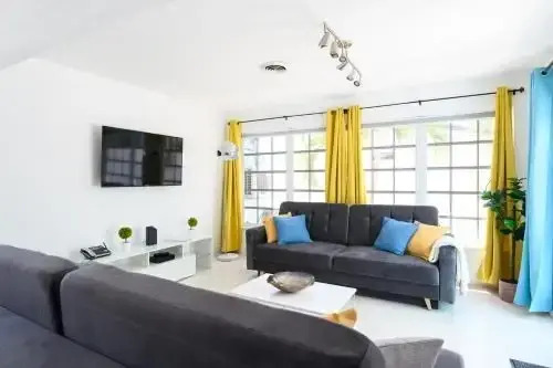 Fantastic 3Bedrooms House with Pool 6mins to Ocean