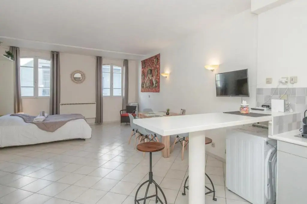 Large and bright studio with AC at the heart of Avignon - Welkeys