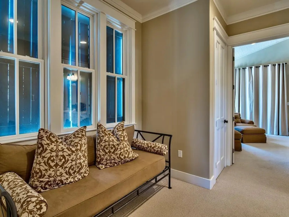 Large Private Pool & Short Walk to Beach! Outdoor Tv!!
