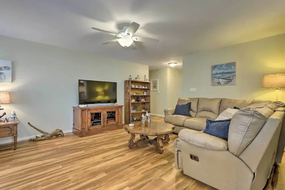 3 Mi to Bethany Beach: Gem w/ Deck & Pool Access