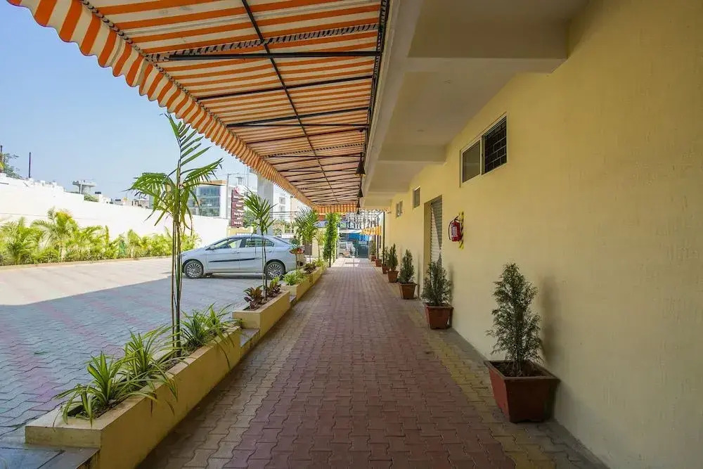 OYO 22837 Chairmen's Hotel