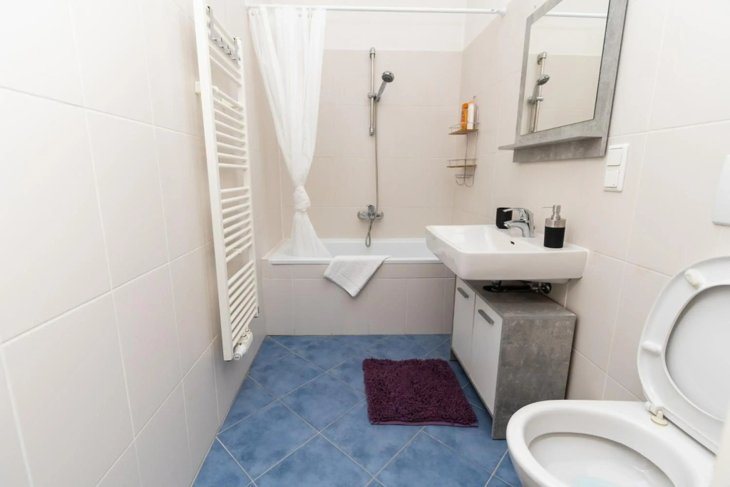Sunshine deluxe apartment with porch near Schönbrunn palace and Westbahnhof