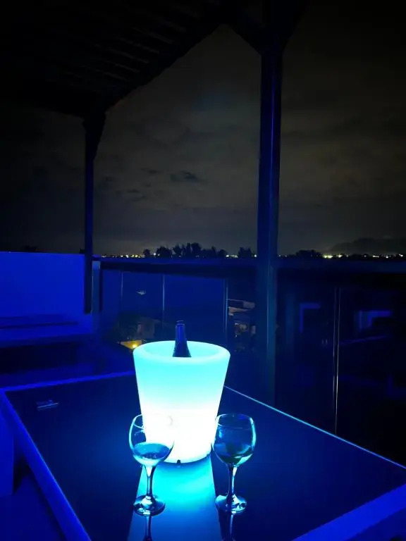 3BD Luxury Penthouse, Big Terrace, 5min from beach