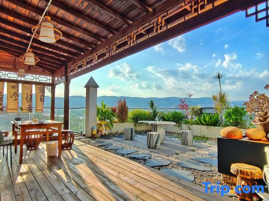 Maitreya Huxi Man Hot Spring Homestay
