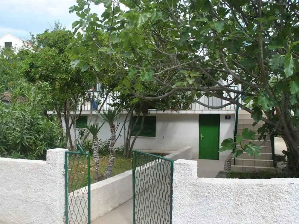 Nice 2-bedroom Private House, 50 m Beach, Sutivan