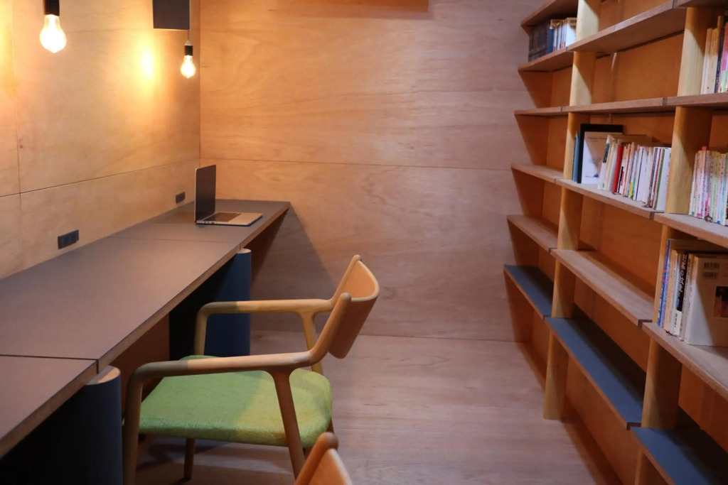 草地家 猫と図書館のある宿