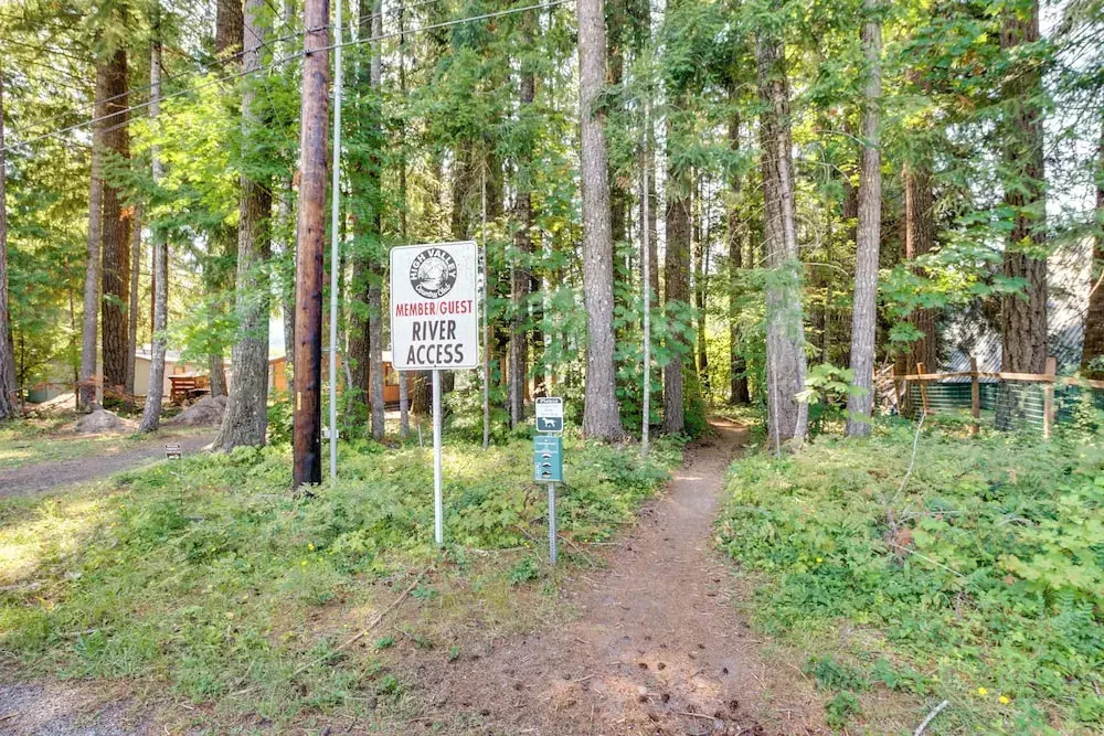 Riverfront Home w/ Deck, Near Mount Rainier!