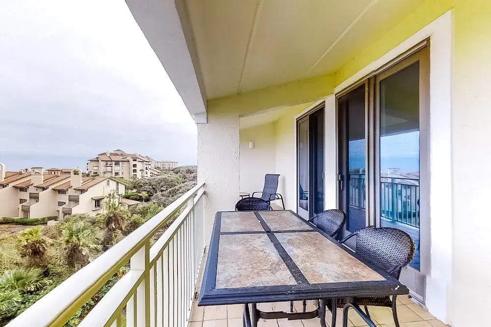 Oceanfront Condo With Spacious Balcony, Great Views, AC & Outdoor Pooloc