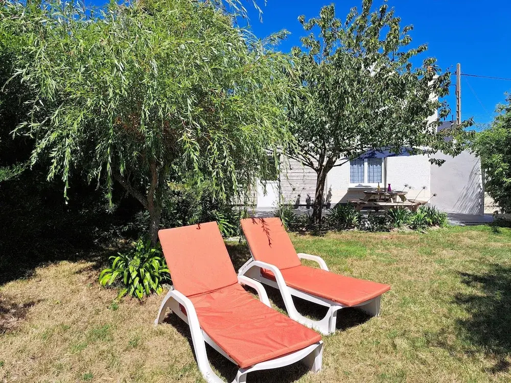 Holiday Home in Cleder Near Les Amiets Beach