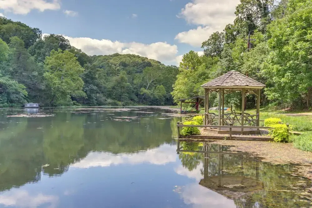 Lakefront Cabin < 3 Mi to Dtwn Eureka Springs!
