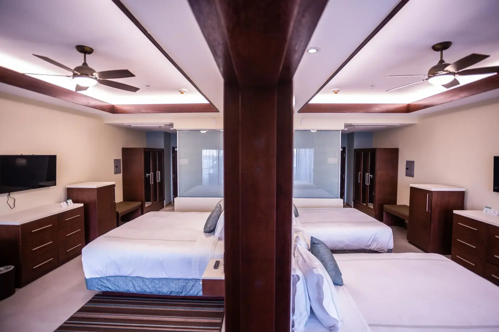 Surfrider Resort Hotel