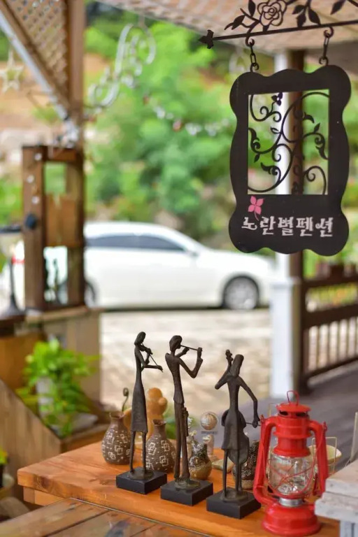 Yellow star Pension