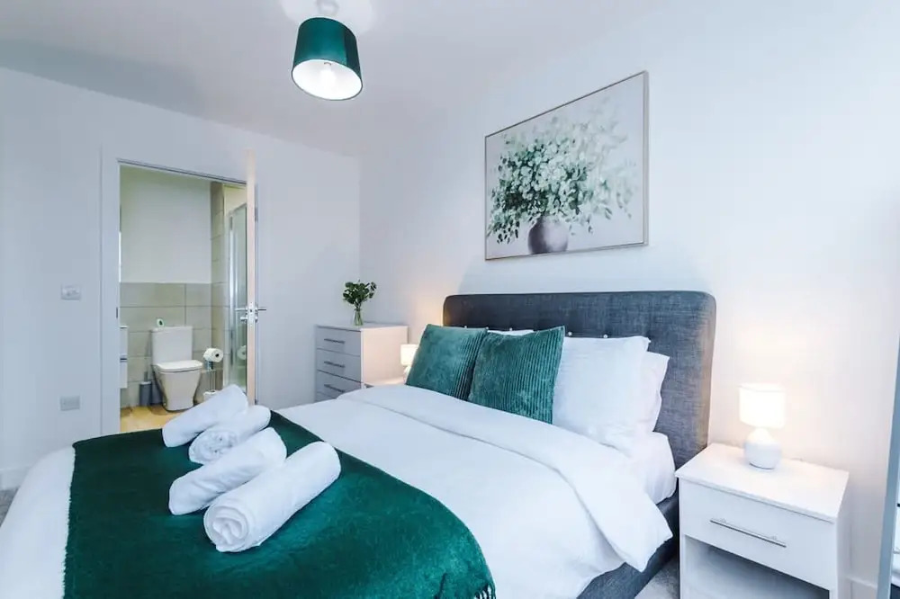 NEW Stylish Apartment Amazing Location Sleeps 4