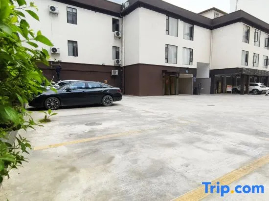 Longjiang Yishe Hotel (Baima Pedestrian Street)