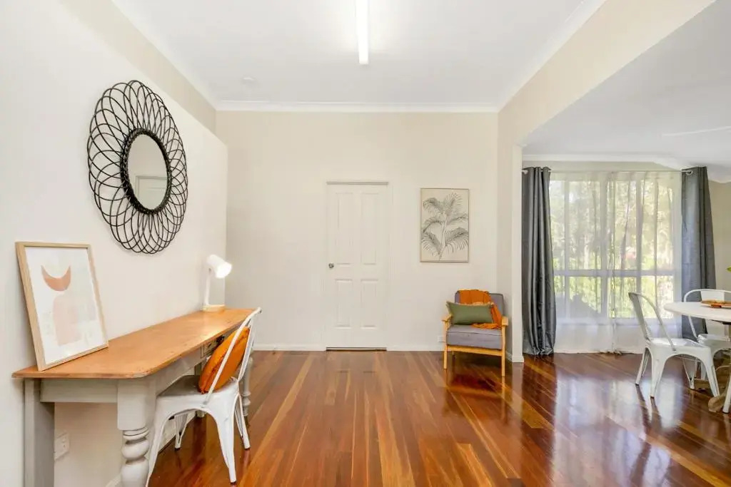 Hughes Hideaway - 2BR Cottage on 1 Acre w Air Con, King Beds
