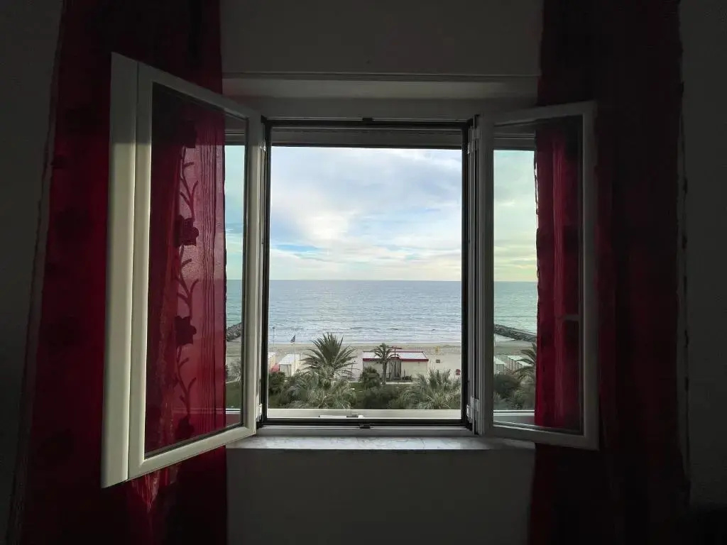 [Via XXV Aprile] 4 Locali - Di Fronte al Mare