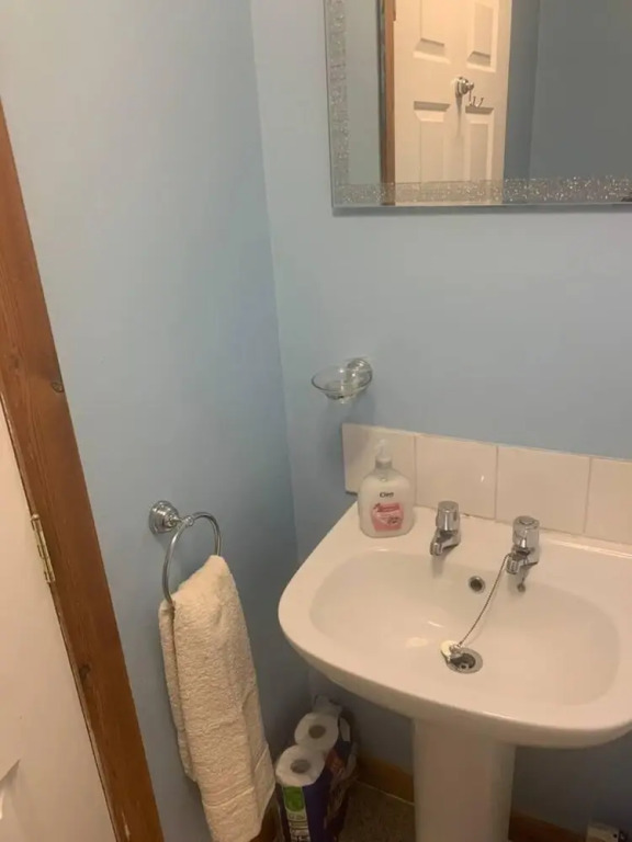 House - Sleeps 4 with Cozy Fireplace