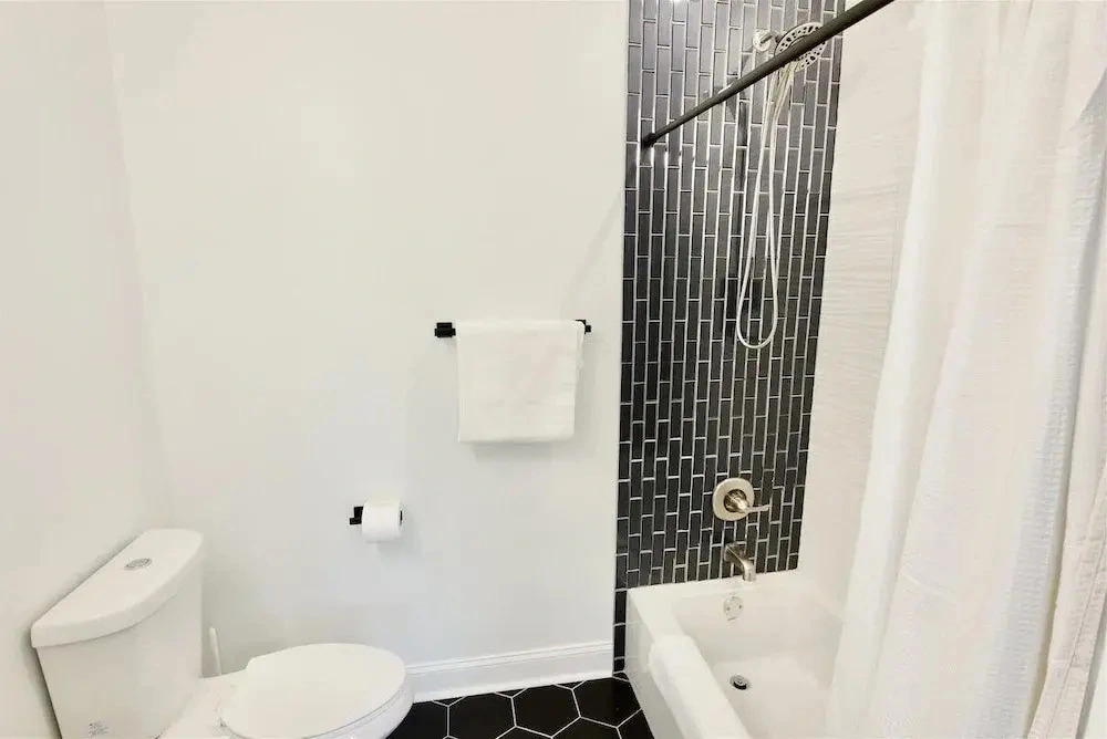 Pristine Petworth Family Home w Street Parking