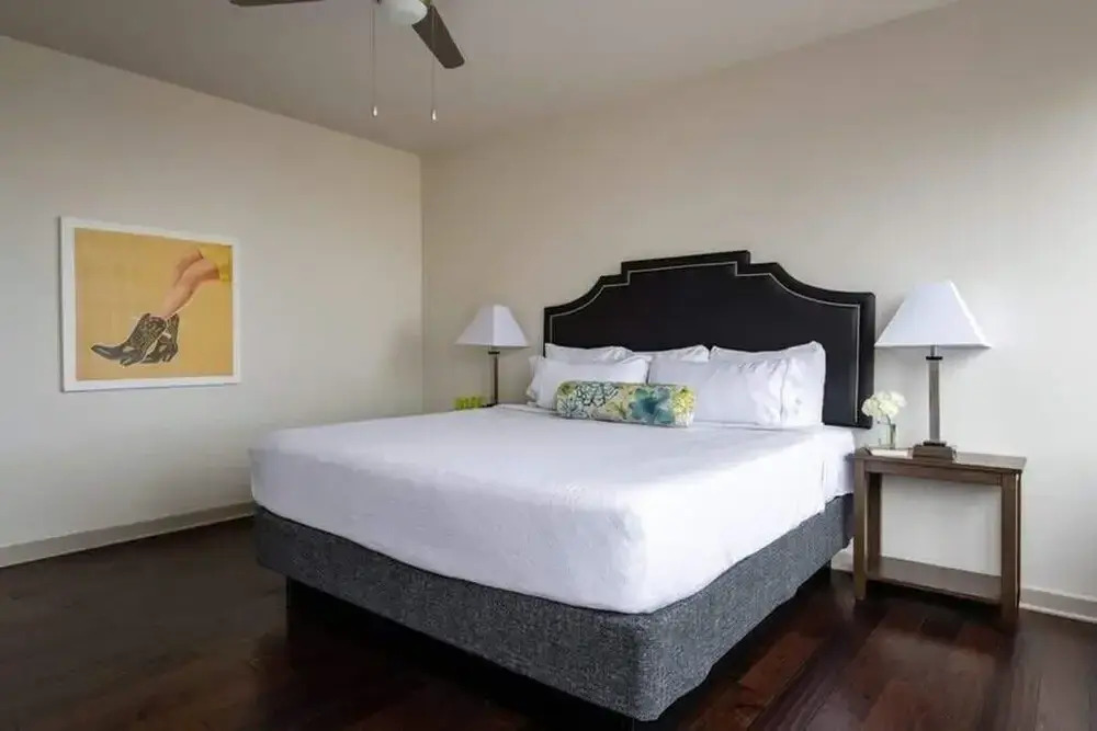 Stunning CozySuites on Elm St. 10