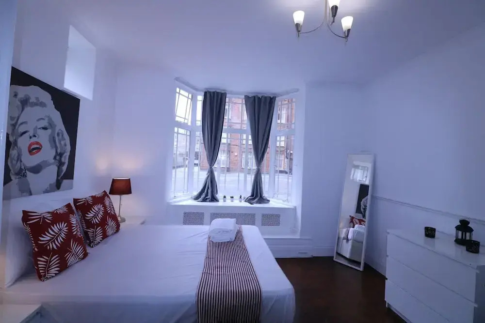 Lovely & Spacious 2 Bedroom APR Queensway