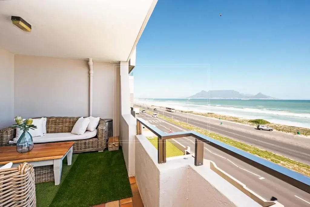 Panoramic Ocean View 2 bedroom in Blouberg, Cape Town