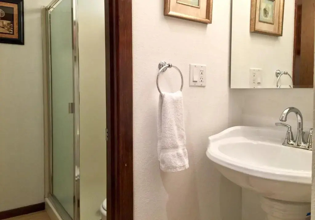 Snowater Condo #31 - 2 Story Condo with WiFi- Sleeps 4 - Beautifully decorated!
