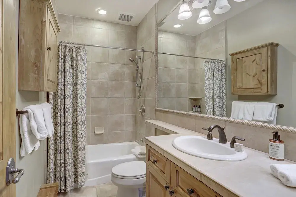 4br Plus Den Platinum Townhome, Walk To Lift 4 Bedroom Townhouse by RedAwning
