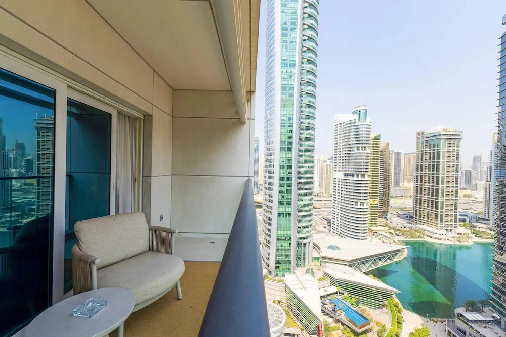 Prime JLT Stay Near Metro Lakeside Dining