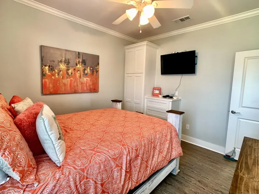 Lisa's Landing 3 Bedroom Home by RedAwning