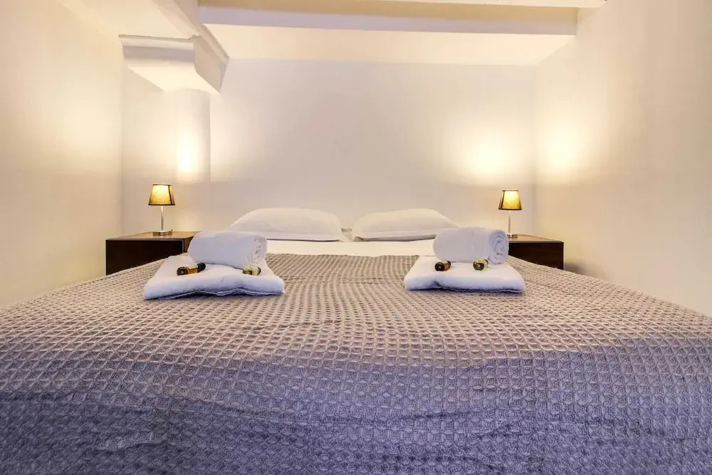 Beautiful Flat Fits 2 in Jules Ferry