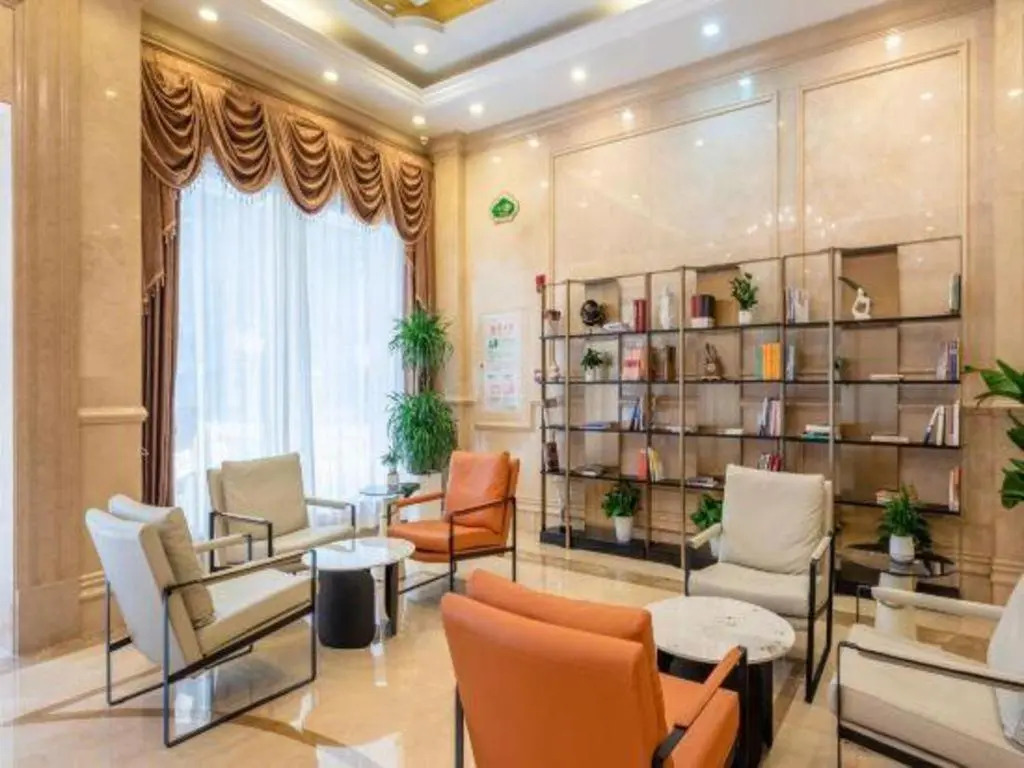 Vienna Hotel(Guangzhou North Railway Station Huaguoshan Subway Station Store)