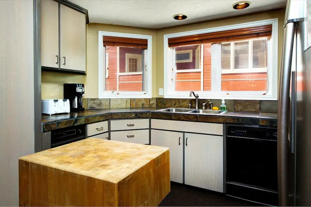 3BR 4BA Motherlode 4 Townhome by RedAwning