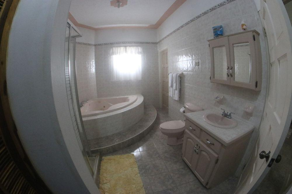 8 BR Waterfront Villa - Ocho Rios
