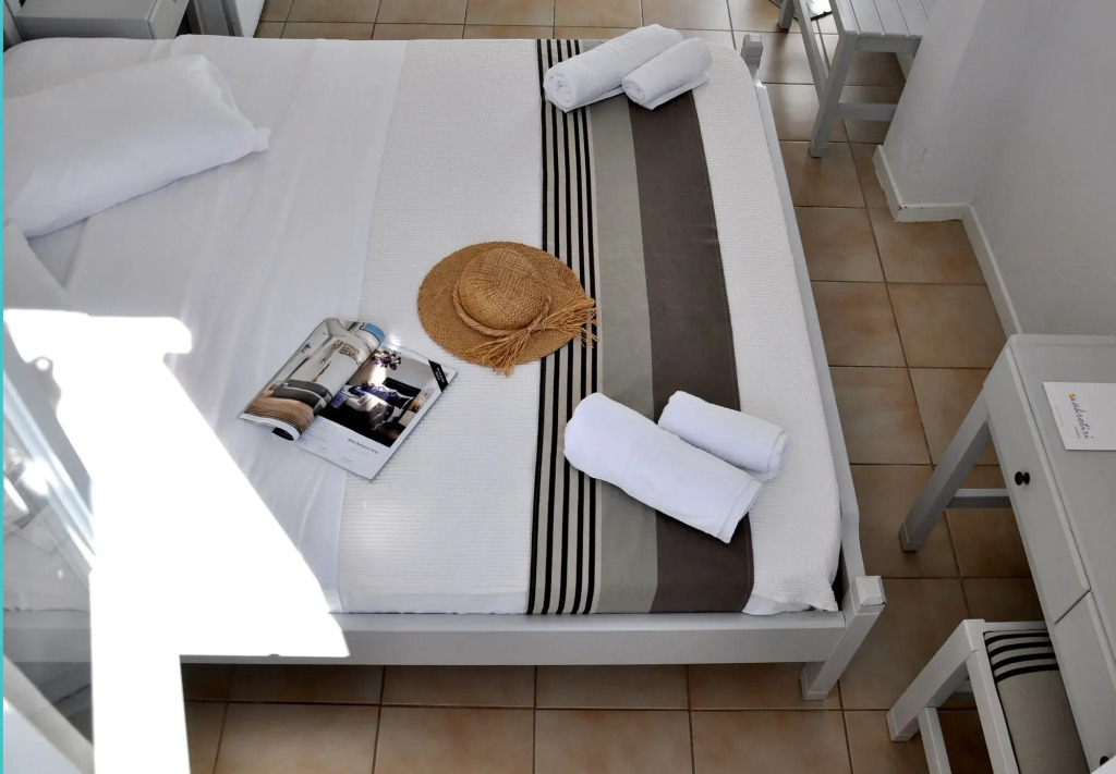 Akrotiri Hotel
