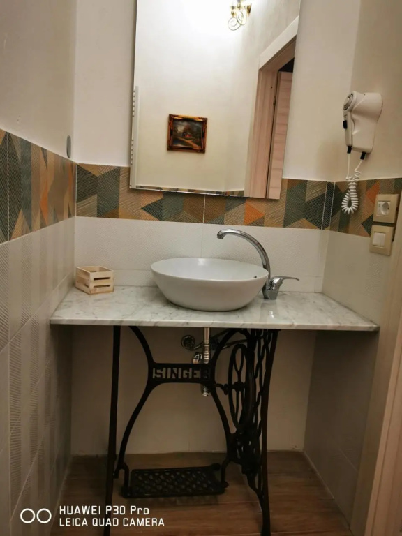 LARENA ROOM