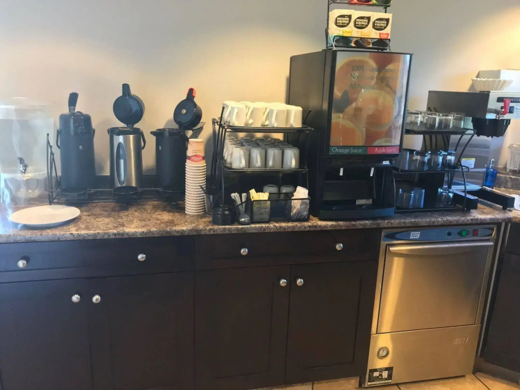Riverland Inn & Suites