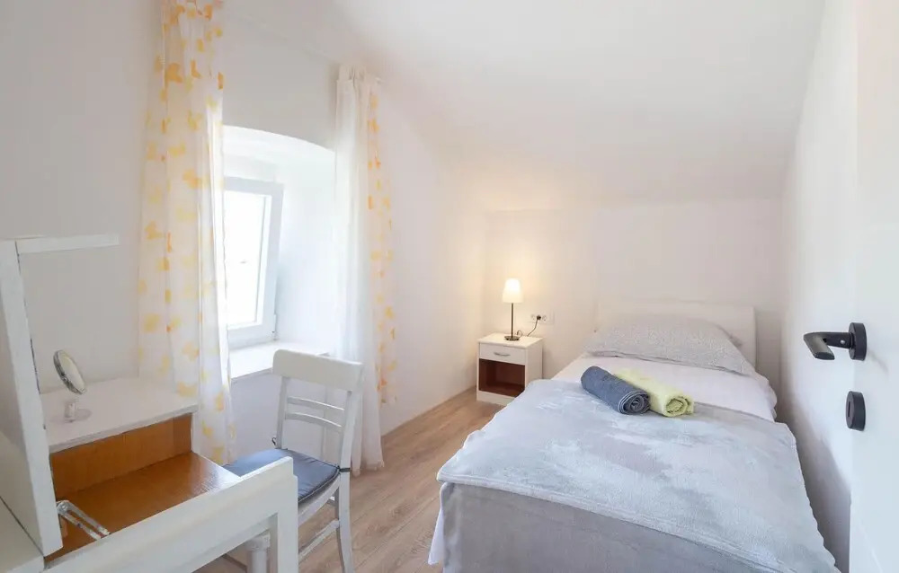3 Bedroom Cozy Home In Povlja