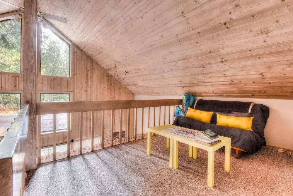 Relax at Rustic Tahoe Charm Minutes to Lake