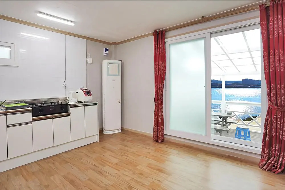 Anmyeondo Beach White House Pension