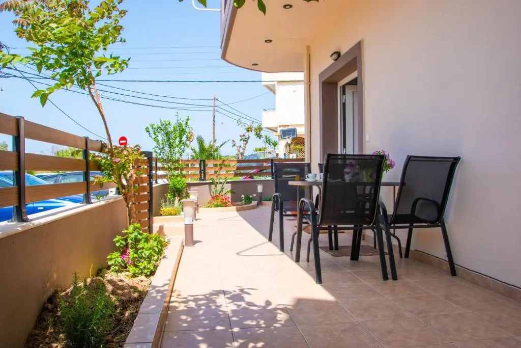 Beautiful, Brand New Apartment with Courtyard.