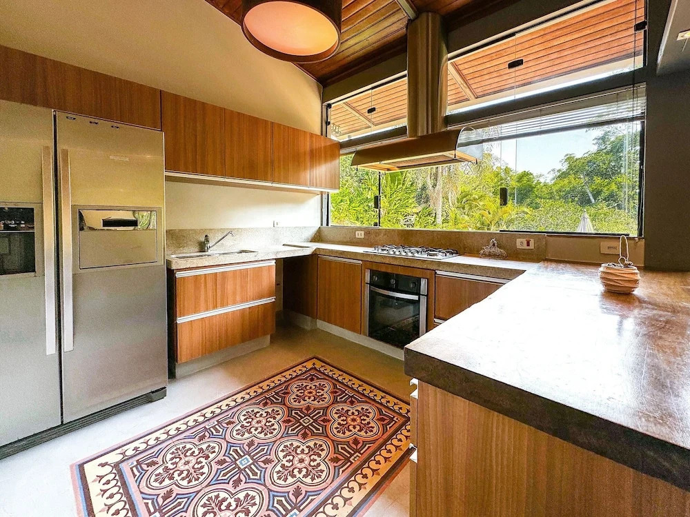 Casa térrea com piscina e cozinha de cinema | Granja Viana