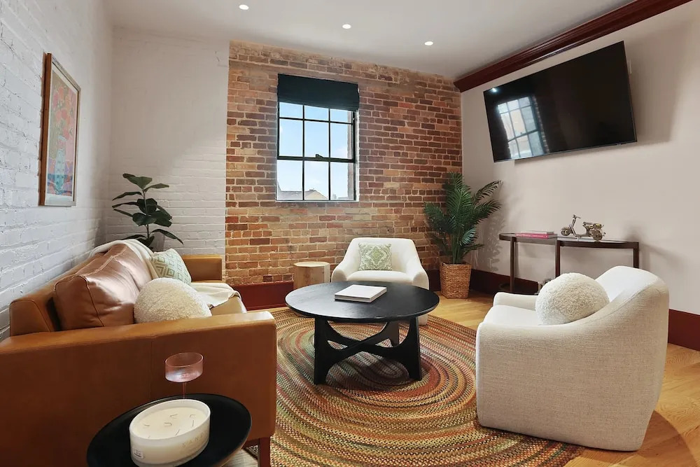 The Gisele - Luxury 4BR 3BA for 8 - Pool & Streetcar Stop