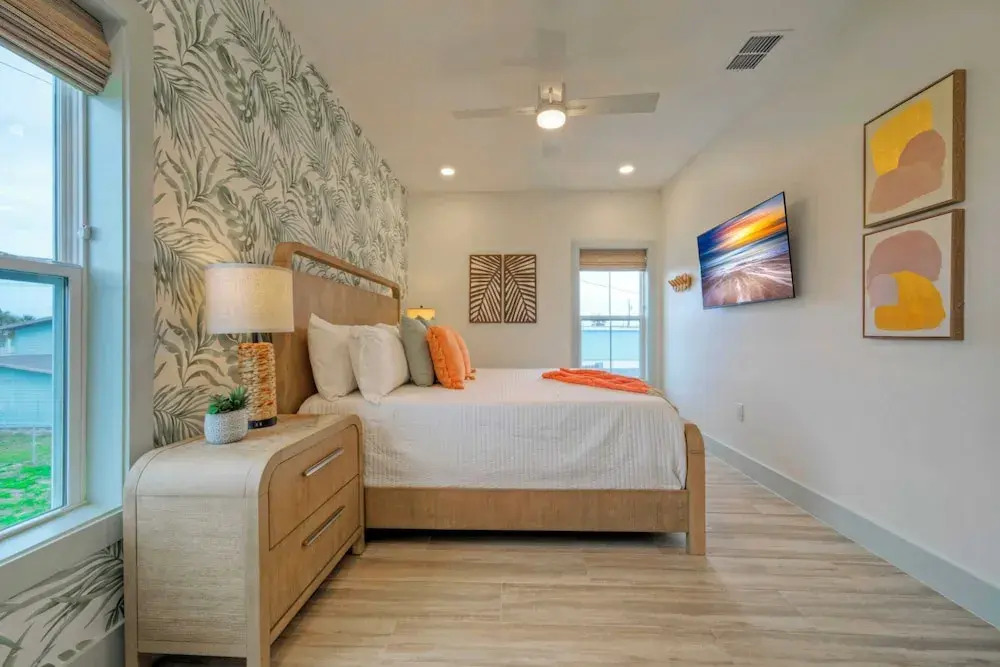Sleeps 24 2 Homes, Walk to the Beach, Private Pools, Fire Pit, Modern Design